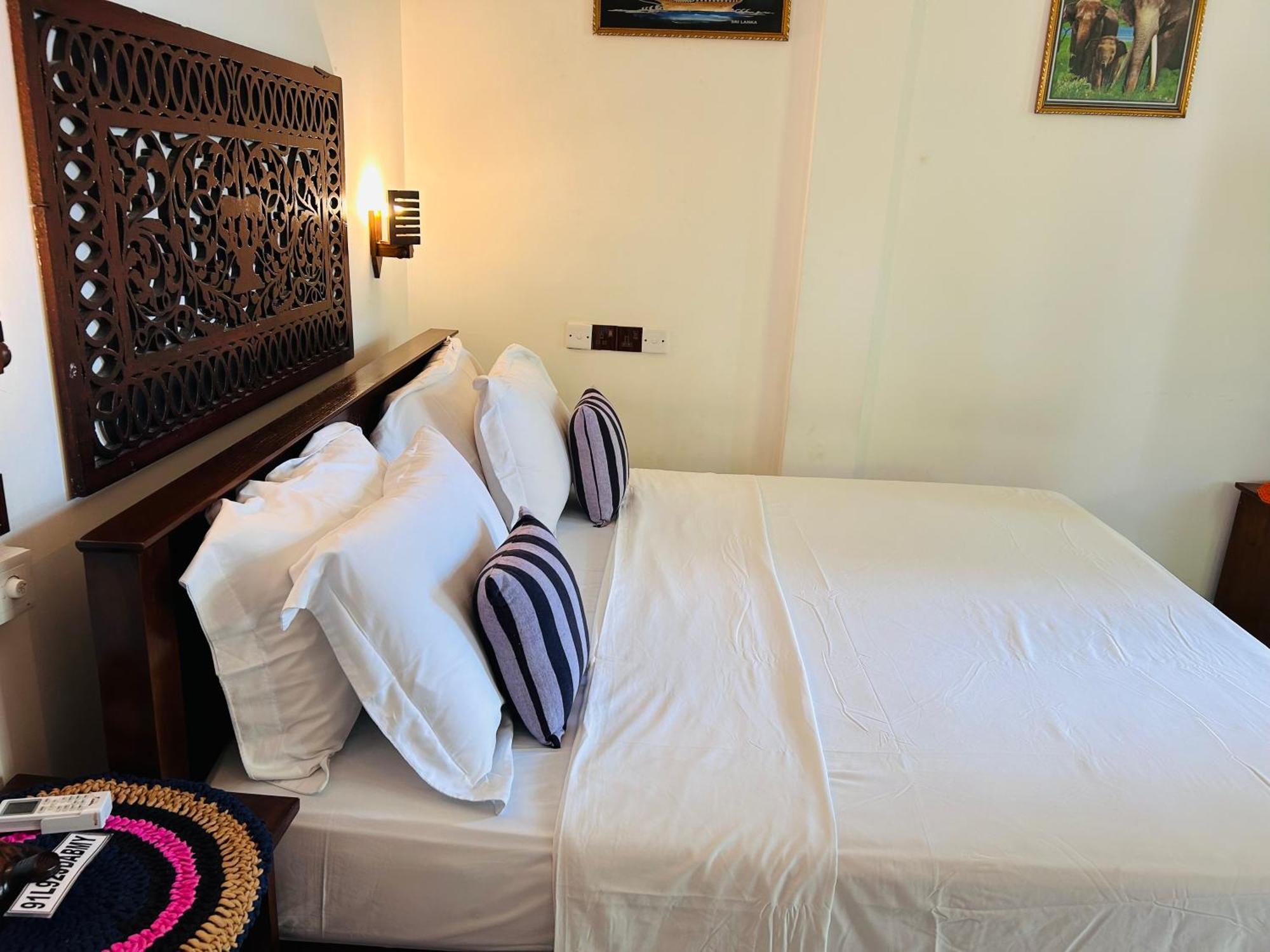Shadow Surf Bay Hotel Tangalle Exterior photo