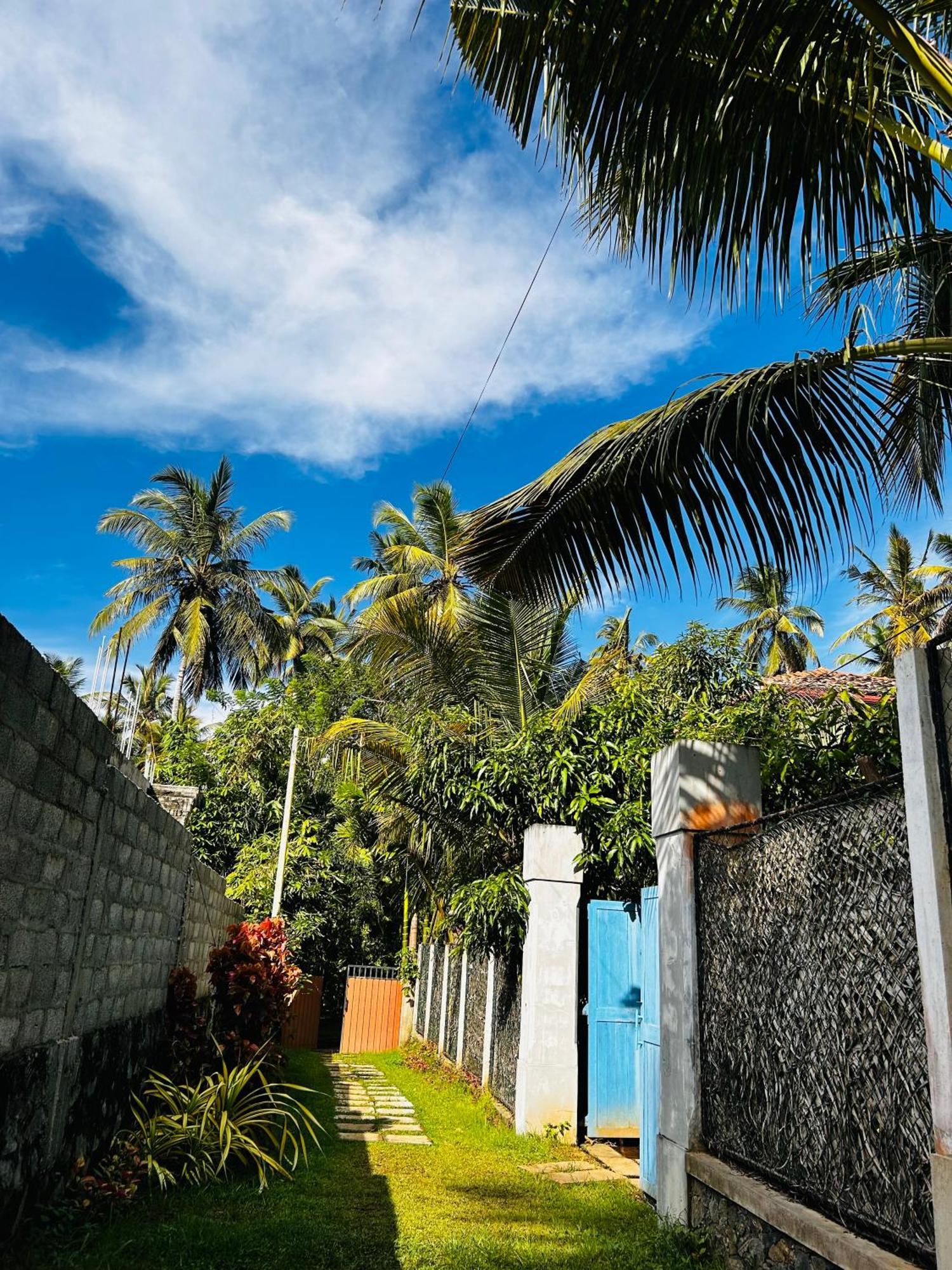 Shadow Surf Bay Hotel Tangalle Exterior photo