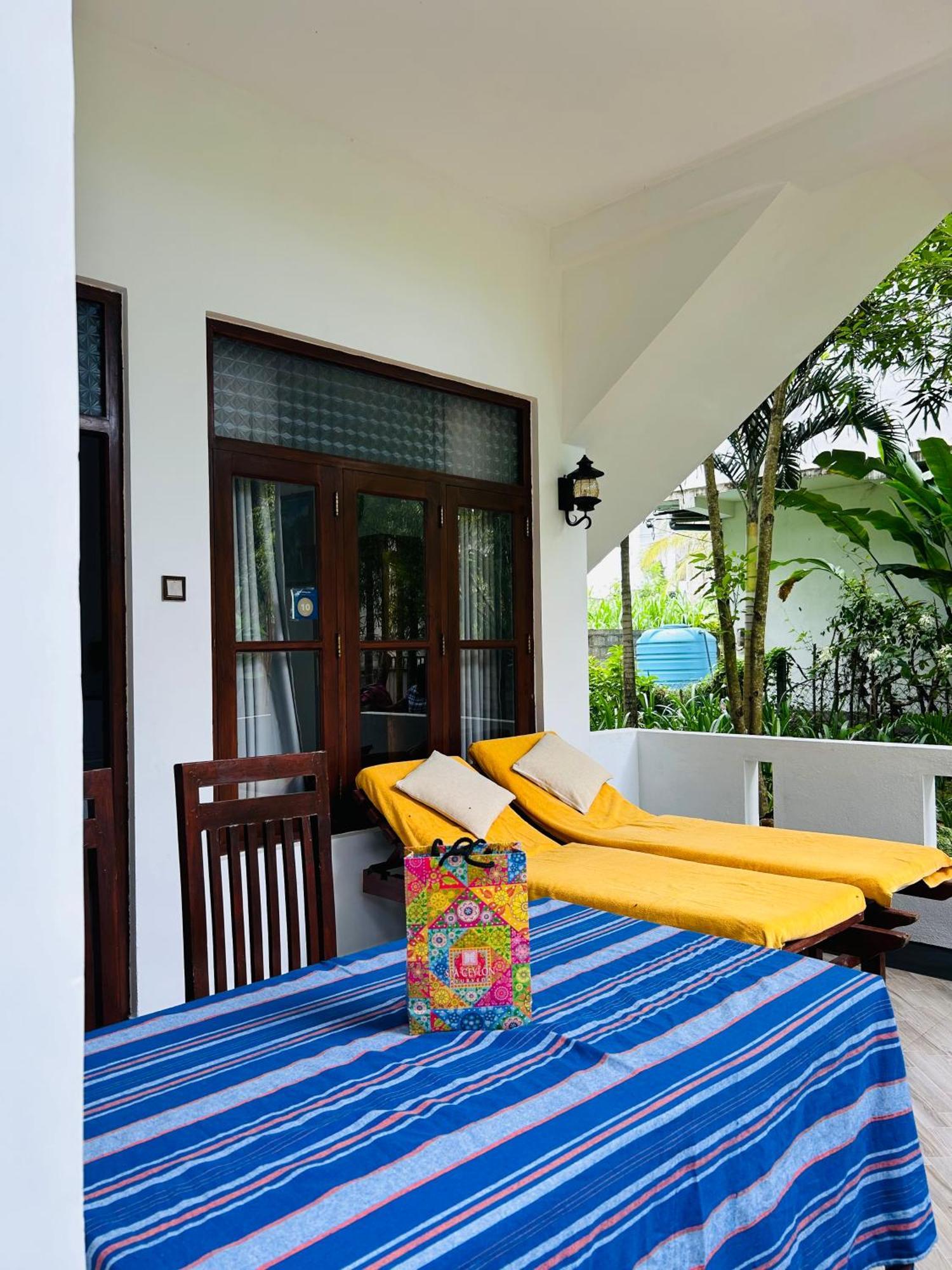 Shadow Surf Bay Hotel Tangalle Exterior photo