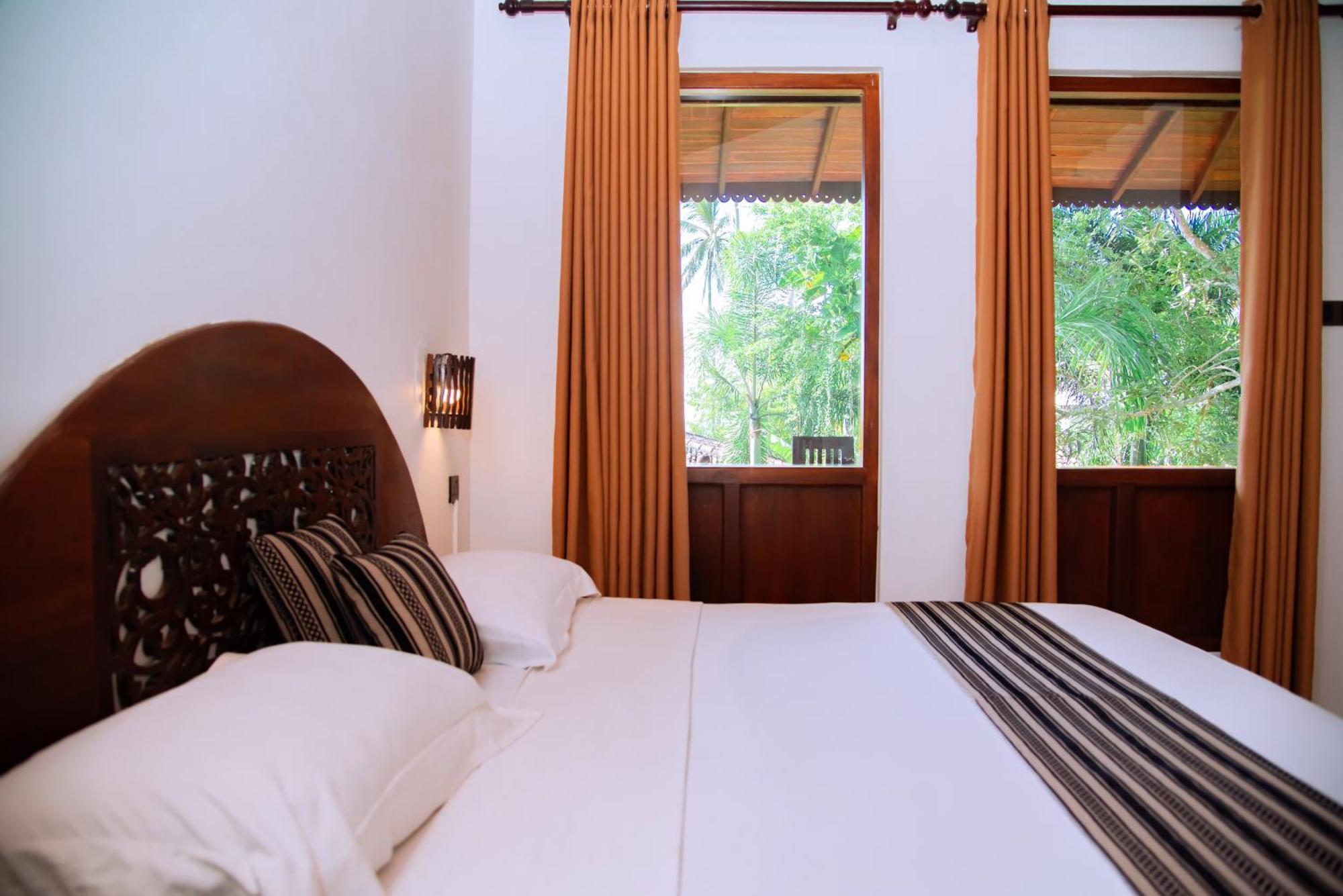 Shadow Surf Bay Hotel Tangalle Exterior photo