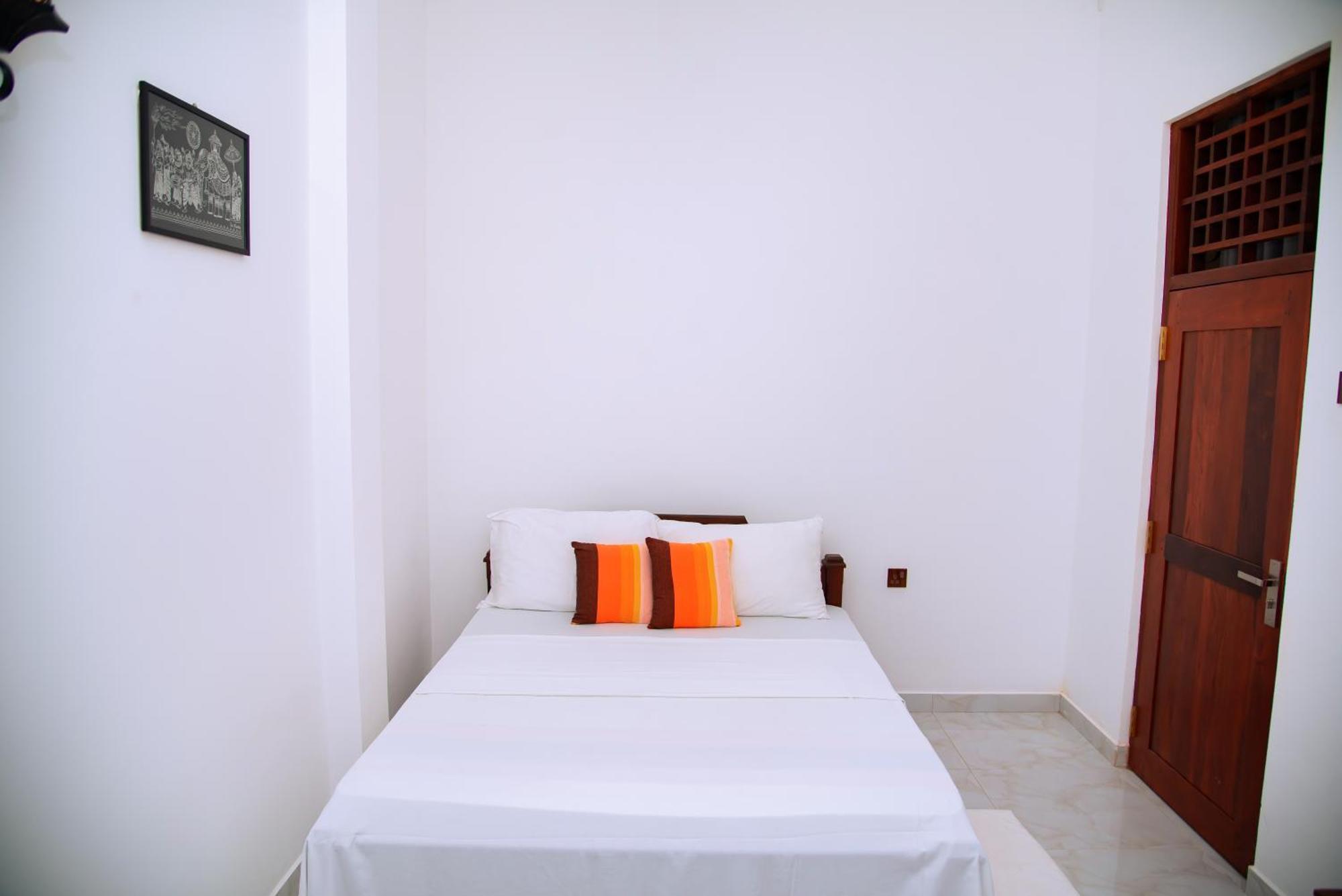Shadow Surf Bay Hotel Tangalle Room photo